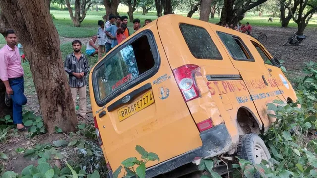 पूर्वी चंपारण में निजी स्कूल की मैजिक वैन पलटी, बच्चों को छोड़कर फरार हुआ चालक
