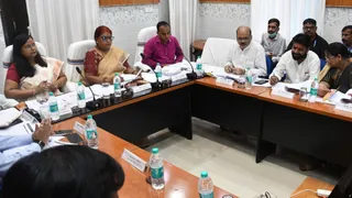 निगम सभागार में सशक्त स्थायी समिति की बैठक करते महापौर। फोटो: जागरण