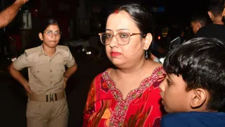 हथियार के बल पर एक महिला से सोने की चेन छीन ली।