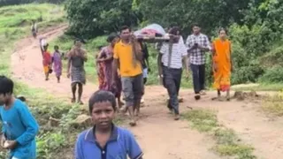 ओडिशा के रायगढ़ा में खाट बनी एंबुलेंस