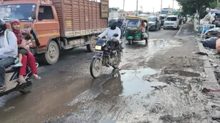 गड्ढों में सड़कें, खामोशी में जिम्मेदार।