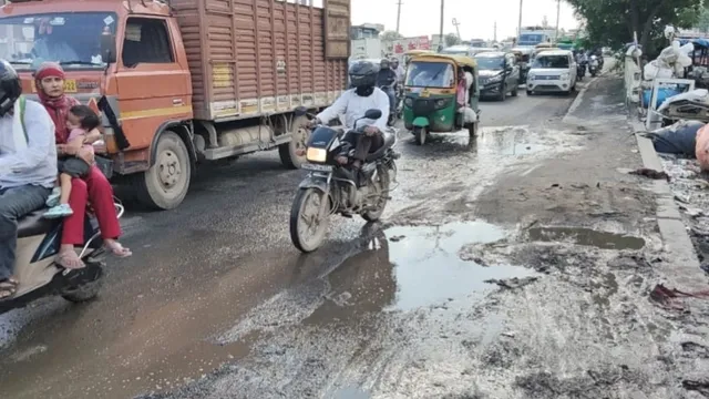 फरीदाबाद में चार रेलवे पुलों की सड़कें बदहाल, रोजाना पांच लाख वाहन झेल रहे गड्ढों और झटकों का सफर