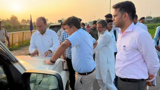 एयर पोर्ट को ले निरीक्षण करते अधिकारी। (जागरण)