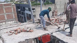 सतबरी में अवैध निर्माण का लेंटर काटती एमसीडी की टीम। सौजन्य- एमसीडी