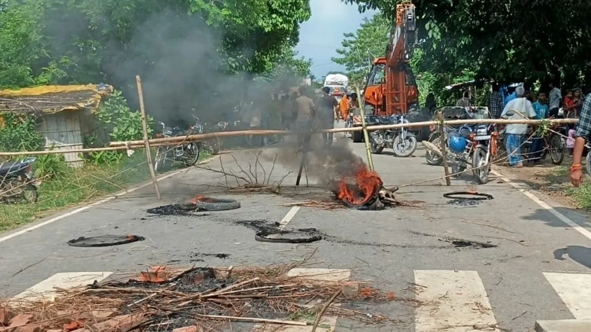 sitamarhi dial 112 police vehicle accident youth death road block 1