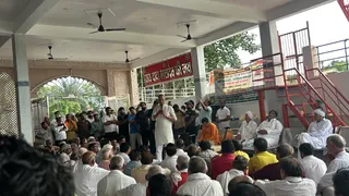 बाजीतपुर स्थित दादा मालदेव मंदिर में आयोजित महापंचायत में जुटे ग्रामीण। जागरण