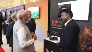 पीएम मोदी से चर्चा करते उद्योगपति गौरव कुमार। फोटो जागरण
