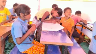 पॉलिटेक्निक कॉलेज परिसर में राहत शिविर में पढ़ाई करते बाड़ पीड़ित बच्चे। जागरण