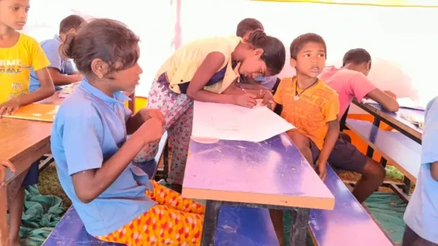 बिहार में बाढ़ की आपदा के बीच किताबों से यारी, राहत शिविरों में खेल-खेल में सीख रहे बच्चे 

