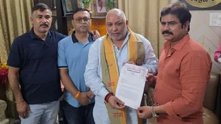 लखनऊ में परिवहन मंत्री दयाशंकर सिंह को ज्ञापन सौंपते ट्रांसपोर्टर गौरव शर्मा, दीपक गांधी व अशोक शर्मा। सौ. स्वयं