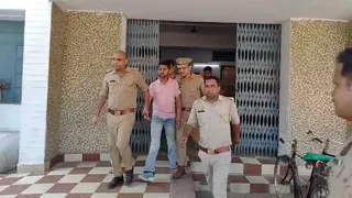 एसएसपी आफिस से आत्मसमर्पण के बाद आरिस को ले जाती पुलिस। जागरण