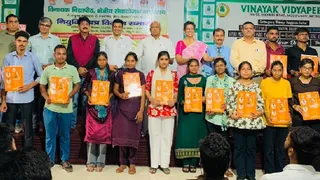रोजगार मेले में विभिन्न कंपनियों में चयनित विद्यार्थी और अतिथि। सौजन्य. संस्थान।