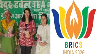 बिजनौर के गांव लक्खीवाला में विदुर प्रेरणा स्वेदशी हर्बल टी के पैकेट दिखातीं समूह की महिलाएं। जागरण