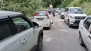 अल्मोड़ा हल्द्वानी हाईवे पर जाम में फंसे वाहनों की कतार। जागरण