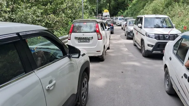 कैंची धाम में एक दिन में पहुंचे 30 हजार से ज्यादा भक्त, हाईवे पर वाहनों का दबाव...कई घंटे थमी रफ्तार

