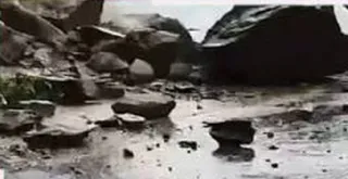 मोरनी-टिक्करताल मार्ग पर पहाड़ी से भारी मलबा गिरने के कारण सड़क अवरुद्ध रही।