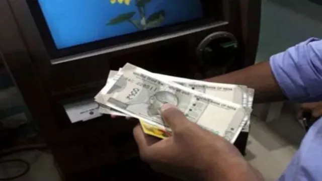 'कोई बात नहीं; मैं मदद कर देता हूं...’, मोतिहारी में ATM के पास खड़े ये मददगार नहीं, लुटेरे हैं
