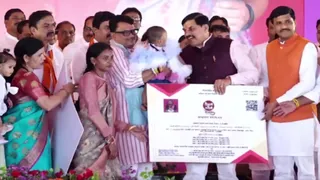कार्यक्रम में लाड़ली लक्ष्मी को दुलार करते मुख्यमंत्री डॉ. मोहन यादव। (सौजन्य- इंटरनेट मीडिया)