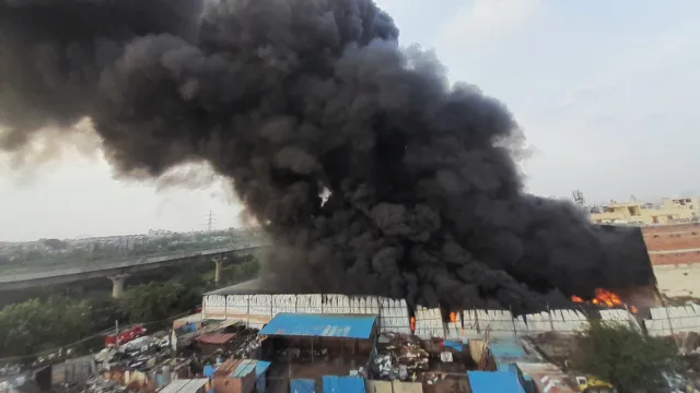 एक के बाद एक 4 सिलिंडर ब्लास्ट: दल्लूपुरा में लकड़ी के गोदाम में भीषण आग, 1500 से अधिक लोगों को किया रेस्क्यू