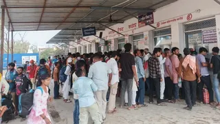 दरभंगा जंक्शन परिसर स्थित अस्थायी टिकट काउंटर। जागरण