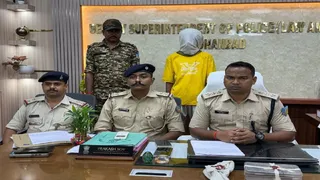 गिरफ्तार अपराधी के साथ साजिश की जानकारी देते पुलिस उपाधीक्षक विधि व्यवस्था धनबाद प्रकाश सोय और अन्य।