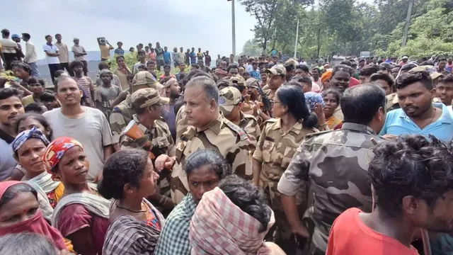 CISF और ECL टीम को बनाया बंधक, गाड़ियों में तोड़फोड़; धनबाद में बुजुर्ग महिला की पिटाई पर भड़के ग्रामीण
