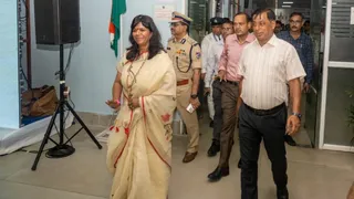 कोलकाता स्टेशन का निरीक्षण करतीं पूर्व रेलवे की महाप्रबंधक गीतिका पांडेय। (फोटो - रेलवे)