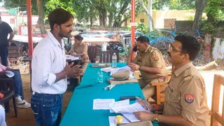 समाधान दिवस पर रुदौली कोतवाली में निरीक्षक संजय मौर्य से शिकायत करते अरविंद गोस्वामी: जागरण