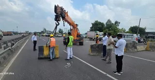 उन्नाव के गदन खेड़ा में डिवाइडर लगा कर रास्ता बंद करते एनएएचआई और उन्नाव यातायात विभाग के सिपाही। जागरण