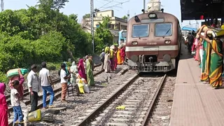 Jamalpur Khagaria Passenger Train: जमालपुर जंक्शन पर सीट के लिए जान जोखिम में डाल रहे यात्री; 7 कोच की पैसेंजर में बोगियां बढ़ाने की मांग अनसुनी