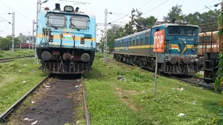 Train Late Running: जमालपुर जंक्शन पर विक्रमशिला, गरीब रथ व ब्रह्मपुत्र समेत दर्जनभर ट्रेनें घंटों लेट; यात्री हुए बेहाल