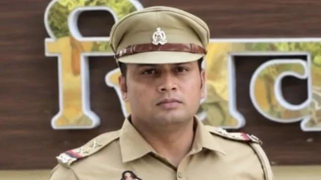 कार में हाथ की नसें काटकर पड़ा था कर्ज से परेशान युवक, दारोगा ने बचा ली जान, आगरा की घटना