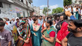 रविवार को परिजनों ने घर के पास सीतापुर रोड पर शव रखकर प्रदर्शन किया।