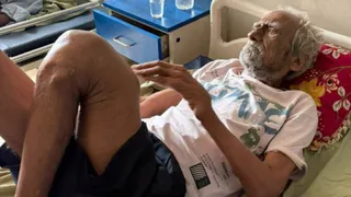 अस्पताल में जांघ की टूटी हड्डी का इलाज कराते बुजुर्ग वीरेंद्र सिंह। जागरण