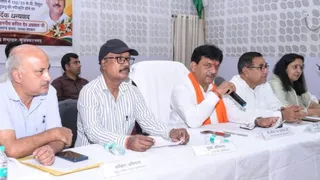पत्रकारों से वार्ता करते राज्यमंत्री कपिल देव अग्रवाल व मंचासीन भाजपा जिलाध्यक्ष डाॅ. सुधीर सैनी व विद्युत विभाग के अधिकारी। जागरण