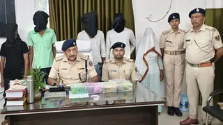 पकड़े गए आरोपितों के साथ प्रेस वार्ता करते एसडीपीओ पश्चिमी। जागरण