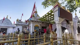 श्रीनयना देवी मंदिर की रसोई में अधिकारी के घुसने पर विवाद हो गया है।