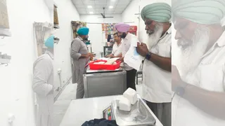 जांच के लिए सेंपल लेते हुए सेहत विभाग के कर्मचारी।