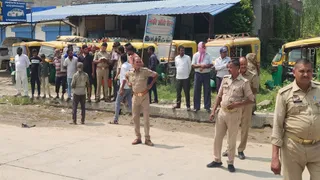 प्रयागराज-रीवा हाईवे पर यमुनापार के घूरपुर में हादसे के बाद पहुंची पुलिस और भीड़। जागरण