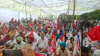 मंत्री हरभजन सिंह ईटीओ के घर के बाहर प्रदर्शन करते हुए कर्मचारी।