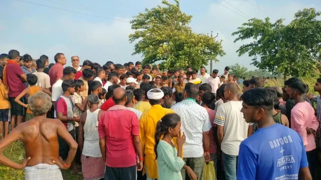 सारण के दुबौवलिया चवर में 20 वर्षीय युवक की लाश मिलने से सनसनी, पुलिस के देर से पहुंचने पर ग्रामीणों में नाराजगी 
