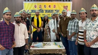 पार्टी ज्वाइन करने वाले सदस्यों के साथ तेज प्रताप यादव। सौ-एक्स
