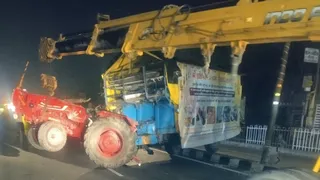 क्रेन से ट्रैक्टर को हटाते हुए स्थानीय प्रशासन व पुलिस।
