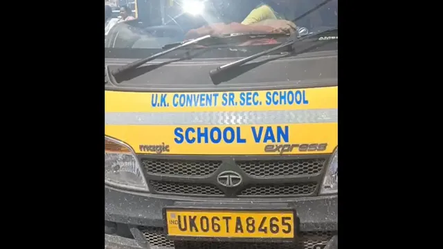 रुद्रपुर में स्कूली वैन की मनमानी, 10 बच्चों की क्षमता में ठूंसे 22 छात्र; पुलिस ने काटा चालान
