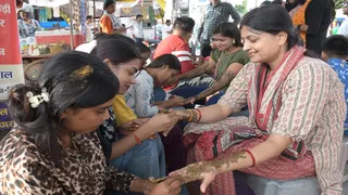 हरतालिका तीज की पूर्व संध्या पर प्रयागराज में हाथों में मेहंदी लगवाती महिलाएं। जागरण