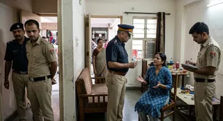 गाजियाबाद: खोड़ा सिपाही ने पड़ोसी महिला को किया ब्लैकमेल, निलंबित; तीन पर केस दर्ज। (एआई जेनरेटेड इमेज)