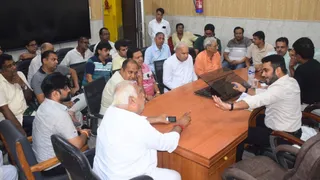 बागपत नगर पालिका में अतिक्रमण हटाने को लेकर आयोजित बैठक में एसडीएम व व्यापारियों के बीच होती बहस। जागरण