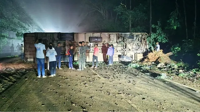 बालाघाट में ओवरटेक के चक्कर में कार से टकराई यात्री बस, पेड़ से भिड़कर पलटी; 25 यात्री घायल