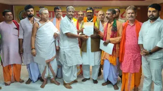 पर्यटन मंत्री केदार गुप्ता को मांग पत्र सौंपते भारत पुरोहित महासभा के सदस्य।