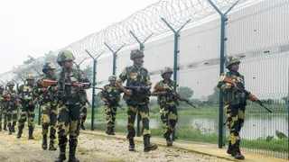 बीएसएफ ने गंगा में नाव पलटने से डूब रहे 10 बांग्लादेशियों को बचाया (फाइल फोटो- PTI)